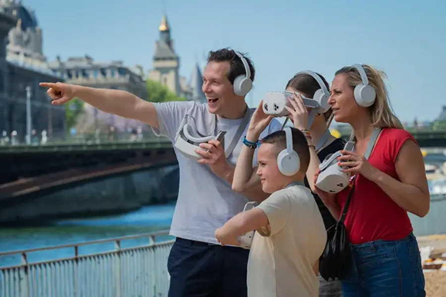 VR image: the scene shows the Siene river from a boat in the past.